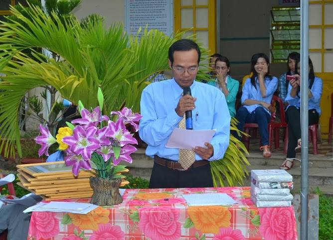 Thầy Hiệu Trưởng Nguyễn Minh Sách phát biểu khai mạc buổi lễ 20/11/2013